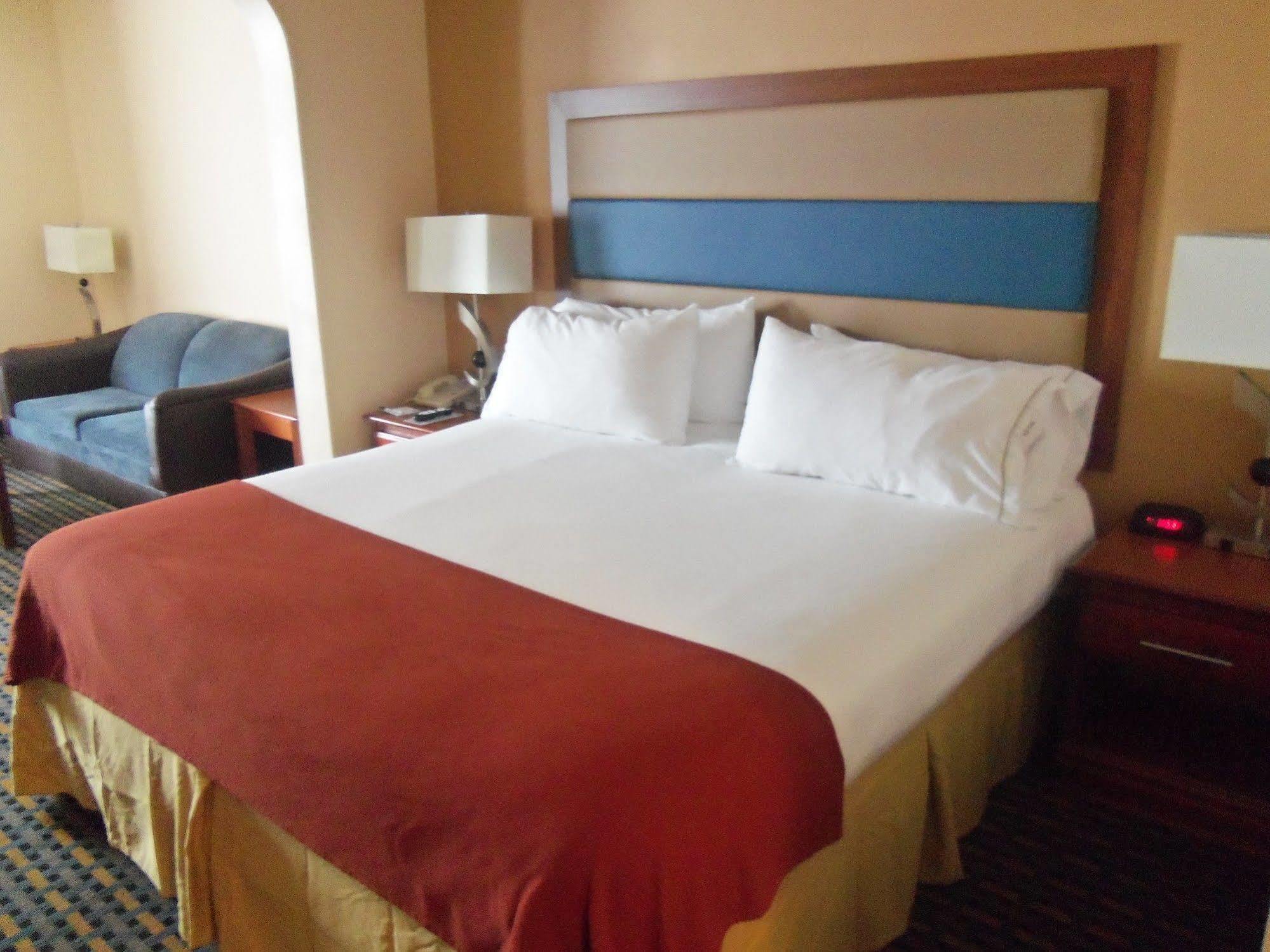 Holiday Inn Express Hotel & Suites Sanford By Ihg Buitenkant foto